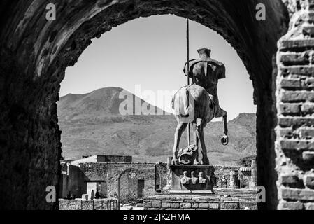 Schöne Statue einer alten Tänzerin auf dem Forum der antiken Stadt Pompeji, Italien Stockfoto