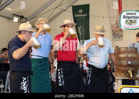 Langenargen, Deutschland. 29.. Juli 2022. Das Seenfest 47. am Bodensee („Bodensee“) wurde in feierlichem Rahmen mit Vertretern von Politik und Gemeinde eröffnet. Mit dem traditionellen Abklopfen des Fasses, eine bayerische Tradition, die 1850 auf dem Oktoberfest in München begann. Das 3-tägige Programm begann mit Orchester und Aktivitäten wie Fallschirmspringen durch die Bundeswehr, Feuerwerk und einem Familienfest für Kinder. Die Burg Montfort, die 1866 im maurischen Stil erbaut wurde, ist das prächtige Wahrzeichen Langenargens. Quelle: RW Adventure Photography/Alamy Live News Stockfoto