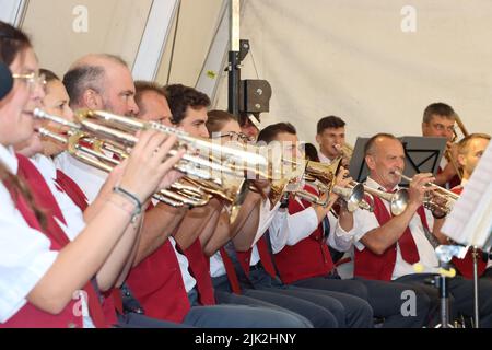 Langenargen, Deutschland. 29.. Juli 2022. Das Seenfest 47. am Bodensee („Bodensee“) wurde in feierlichem Rahmen mit Vertretern von Politik und Gemeinde eröffnet. Mit dem traditionellen Abklopfen des Fasses, eine bayerische Tradition, die 1850 auf dem Oktoberfest in München begann. Das 3-tägige Programm begann mit Orchester und Aktivitäten wie Fallschirmspringen durch die Bundeswehr, Feuerwerk und einem Familienfest für Kinder. Die Burg Montfort, die 1866 im maurischen Stil erbaut wurde, ist das prächtige Wahrzeichen Langenargens. Quelle: RW Adventure Photography/Alamy Live News Stockfoto