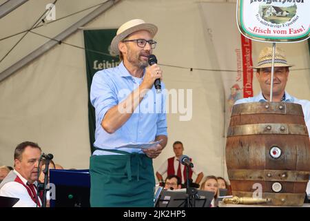 Langenargen, Deutschland. 29.. Juli 2022. Das Seenfest 47. am Bodensee („Bodensee“) wurde in feierlichem Rahmen mit Vertretern von Politik und Gemeinde eröffnet. Mit dem traditionellen Abklopfen des Fasses, eine bayerische Tradition, die 1850 auf dem Oktoberfest in München begann. Das 3-tägige Programm begann mit Orchester und Aktivitäten wie Fallschirmspringen durch die Bundeswehr, Feuerwerk und einem Familienfest für Kinder. Die Burg Montfort, die 1866 im maurischen Stil erbaut wurde, ist das prächtige Wahrzeichen Langenargens. Quelle: RW Adventure Photography/Alamy Live News Stockfoto