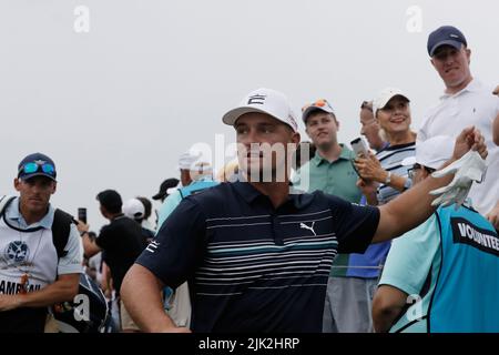 Bedminster, USA. 29.. Juli 2022. Byson DeChambeau begrüßt seine Fans am Freitag, den 29 2022. Juli, im Trump National Golf Club in Bedminster, New Jersey, an der 16.-Loch-Anlage des LIV Golf Bedminster Invitational, die Teil der neuen LIV Golf Invitational Series ist. Foto von Peter Foley/UPI Credit: UPI/Alamy Live News Stockfoto