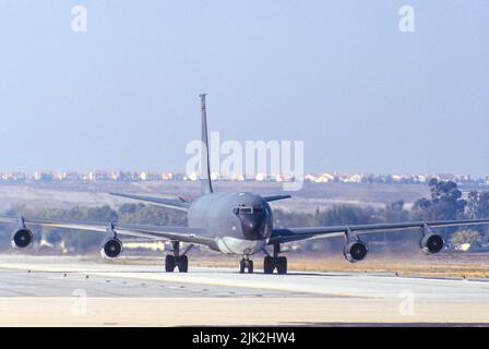 Taxis der United States Air Force KC-135 am Marsch Air Force Base in San Bernardino, Kalifornien Stockfoto