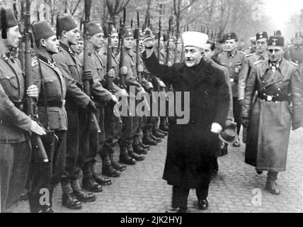 Bosniakische Freiwillige der Waffenbergdivision 13. der SS Handschar (1. Kroatisch), die von Haj Amin al-Husseini zusammen mit SS-Brigadeführer Karl-Gustav Sauberzweig inspiziert werden, November 1943 Stockfoto