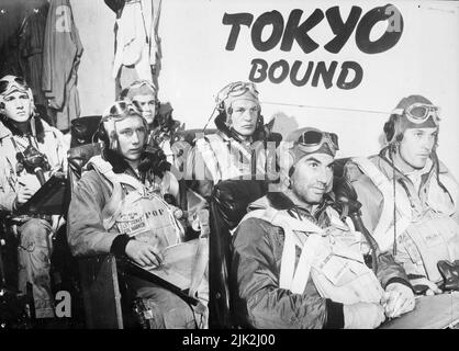 Piloten an Bord eines US Navy Flugzeugträger erhalten letzte Anweisungen vor dem Start Industrie anzugreifen, und militärische Anlagen in Tokio. Stockfoto