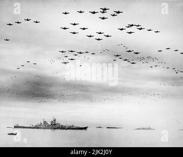 Massierte Formationen von Vought F4U Corsair und Grumman F6F Hellcat Flugzeugen fliegen während der Kapitulationszeremonie am 2.. September 1945 über die Bucht von Tokio. Das Schlachtschiff USS Missouri, auf dem die Kapitulation unterzeichnet wurde, ist das große Schiff direkt links von der Mitte. 9/2/1945 Stockfoto