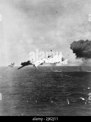 Ein japanischer Torpedo-Bomber, der nach einem direkten Angriff des US-Flugzeugträgers auf einen 5-Zoll-Panzer vor Kwajalein verbrannt wurde. Stockfoto