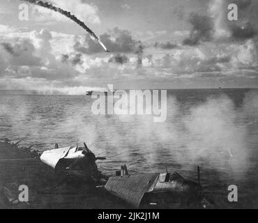 Ein japanisches Flugzeug, das nach einem Abschuss in Flammen stand, als es versuchte, die USS Kitkun Bay anzugreifen. In der Nähe der Marianen-Inseln, im Jahr WW2 Stockfoto