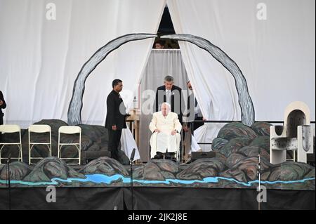 Iqaluit, Kanada. 29.. Juli 2022. Papst Franziskus wird in seinem Rollstuhl auf eine Bühne geschoben. Quelle: Johannes Neudecker/dpa/Alamy Live News Stockfoto