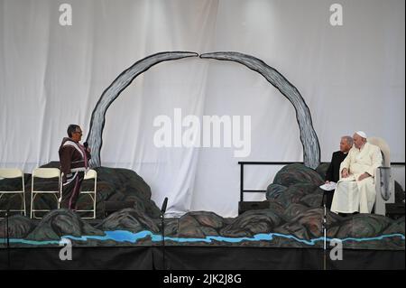 Iqaluit, Kanada. 29.. Juli 2022. Papst Franziskus sitzt auf einer Bühne bei einem Treffen mit den Ureinwohnern Kanadas. Quelle: Johannes Neudecker/dpa/Alamy Live News Stockfoto