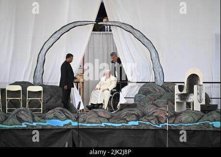 Iqaluit, Kanada. 29.. Juli 2022. Papst Franziskus wird in seinem Rollstuhl auf eine Bühne geschoben. Quelle: Johannes Neudecker/dpa/Alamy Live News Stockfoto