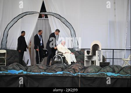 Iqaluit, Kanada. 29.. Juli 2022. Papst Franziskus wird in seinem Rollstuhl auf eine Bühne geschoben. Quelle: Johannes Neudecker/dpa/Alamy Live News Stockfoto
