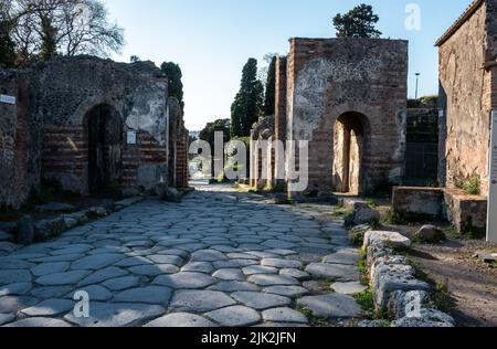 Eine schöne, typische gepflasterte Straße in der antiken Stadt Pompeji, Süditalien Stockfoto