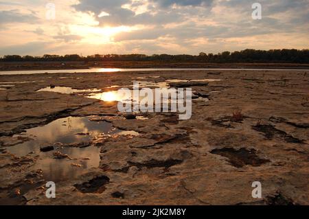 Die Sonne spiegelt sich in den Kalksteinbecken entlang des Ohio River in der Nähe von Louisville, Kentucky, von denen viele Fossilien aus der Devon-Zeit enthalten Stockfoto