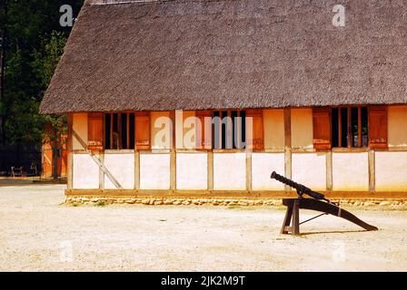 Eine einsame koloniale Kanone sitzt im Innenhof von Colonial Jamestown und demonstriert die privativen Abwehrkräfte der Kolonisten von Virginia Stockfoto