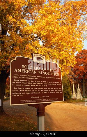 Ein Schild auf einem historischen Friedhof in Racine, Wisconsin, erinnert die Besucher an die auf dem Gelände vergrabenen Revolutionskriegssoldaten Stockfoto