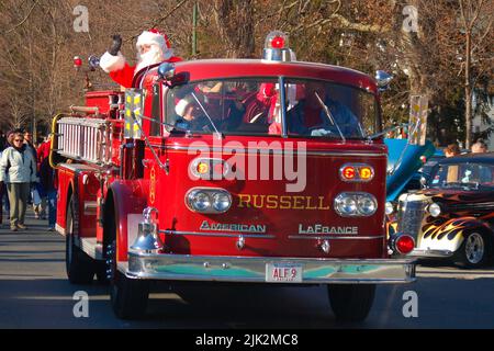 Der Weihnachtsmann kommt mit einem Feuerwehrauto während der Weihnachtswintersaison in Stockbridge, Massachusetts, in Neuengland, zu einem Weihnachtsfest an Stockfoto