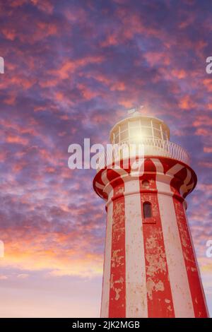 Historischer Hornby Leuchtturm bei Sonnenaufgang in der Nähe der Watsons Bay im Sydney Harbour National Park, NSW, Australien. Der ikonische rot-weiß gestreifte Turm war bui Stockfoto