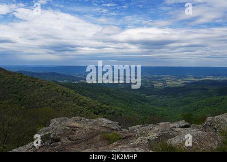 Blick auf das Shenandoah Tal von einem Blick entlang der Skyline Fahrt im Shenandoah Nationalpark Stockfoto