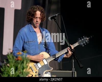 Lulworth, Großbritannien. 29.. Juli 2022. Die englische Indie-Rockband Razorlight mit dem Sänger und Gitarristen Johnny Borrell treten live auf dem Camp Beestival Family Festival auf. (Foto von Dawn Fletcher-Park/SOPA Images/Sipa USA) Quelle: SIPA USA/Alamy Live News Stockfoto