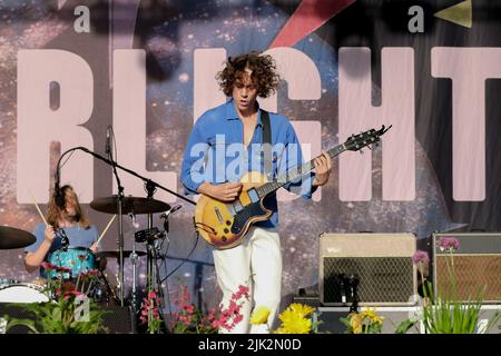 Lulworth, Großbritannien. 29.. Juli 2022. Die englische Indie-Rockband Razorlight mit dem Sänger und Gitarristen Johnny Borrell treten live auf dem Camp Beestival Family Festival auf. (Foto von Dawn Fletcher-Park/SOPA Images/Sipa USA) Quelle: SIPA USA/Alamy Live News Stockfoto