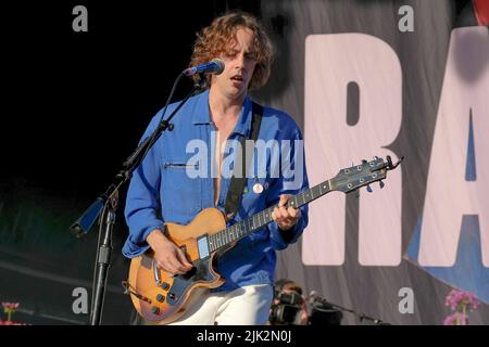 Lulworth, Großbritannien. 29.. Juli 2022. Die englische Indie-Rockband Razorlight mit dem Sänger und Gitarristen Johnny Borrell treten live auf dem Camp Beestival Family Festival auf. (Foto von Dawn Fletcher-Park/SOPA Images/Sipa USA) Quelle: SIPA USA/Alamy Live News Stockfoto