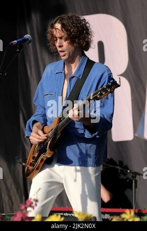 Lulworth, Großbritannien. 29.. Juli 2022. Die englische Indie-Rockband Razorlight mit dem Sänger und Gitarristen Johnny Borrell treten live auf dem Camp Beestival Family Festival auf. (Foto von Dawn Fletcher-Park/SOPA Images/Sipa USA) Quelle: SIPA USA/Alamy Live News Stockfoto