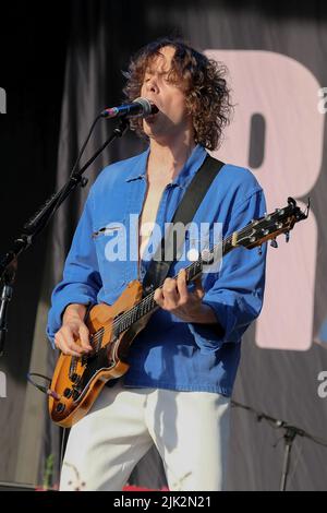 Lulworth, Großbritannien. 29.. Juli 2022. Die englische Indie-Rockband Razorlight mit dem Sänger und Gitarristen Johnny Borrell treten live auf dem Camp Beestival Family Festival auf. (Foto von Dawn Fletcher-Park/SOPA Images/Sipa USA) Quelle: SIPA USA/Alamy Live News Stockfoto