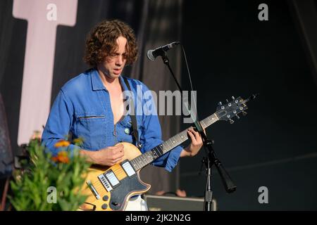 Lulworth, Großbritannien. 29.. Juli 2022. Die englische Indie-Rockband Razorlight mit dem Sänger und Gitarristen Johnny Borrell treten live auf dem Camp Beestival Family Festival auf. (Foto von Dawn Fletcher-Park/SOPA Images/Sipa USA) Quelle: SIPA USA/Alamy Live News Stockfoto