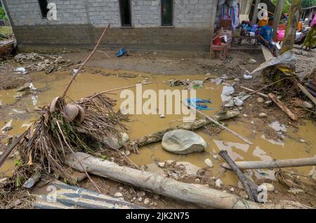 Parigi Moutong, Indonesien. 29.. Juli 2022. Die Gemeinde von Torue Village, Bezirk Torue, Parigi Moutong Regency, Zentral-Sulawesi, versuchte Gegenstände zu holen, die noch aus einem Hausgebäude gerettet werden konnten, das aufgrund der Sturzflut, die das Dorf am Donnerstagabend, etwa 22,00 WITA, mit Schlamm begraben hatte. Bisher gaben die Daten des Joint SAR-Teams, das sich am Tatort noch in Bereitschaft befindet, bekannt, dass drei Menschen gestorben waren und vier Bewohner noch durchsucht wurden. (Bild: © Wahono/Pacific Press via ZUMA Press Wire) Bild: ZUMA Press, Inc./Alamy Live News Stockfoto