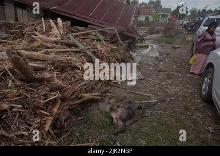 Parigi Moutong, Indonesien. 29.. Juli 2022. Die Gemeinde von Torue Village, Bezirk Torue, Parigi Moutong Regency, Zentral-Sulawesi, versuchte Gegenstände zu holen, die noch aus einem Hausgebäude gerettet werden konnten, das aufgrund der Sturzflut, die das Dorf am Donnerstagabend, etwa 22,00 WITA, mit Schlamm begraben hatte. Bisher gaben die Daten des Joint SAR-Teams, das sich am Tatort noch in Bereitschaft befindet, bekannt, dass drei Menschen gestorben waren und vier Bewohner noch durchsucht wurden. (Bild: © Wahono/Pacific Press via ZUMA Press Wire) Bild: ZUMA Press, Inc./Alamy Live News Stockfoto