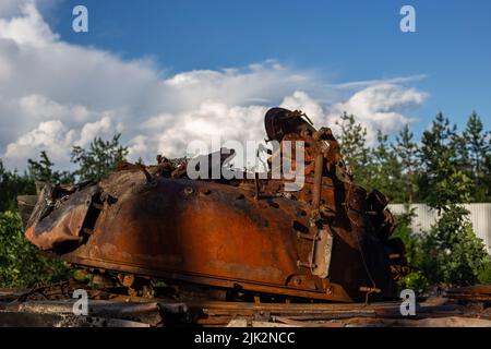 Der zertrümmerte und verbrannte moderne Panzer der russischen Armee in der Ukraine im Krieg 2022 Stockfoto