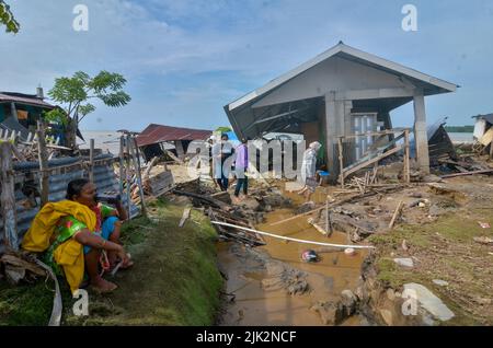 Parigi Moutong, Indonesien. 29.. Juli 2022. Die Gemeinde von Torue Village, Bezirk Torue, Parigi Moutong Regency, Zentral-Sulawesi, versuchte Gegenstände zu holen, die noch aus einem Hausgebäude gerettet werden konnten, das aufgrund der Sturzflut, die das Dorf am Donnerstagabend, etwa 22,00 WITA, mit Schlamm begraben hatte. Bisher gaben die Daten des Joint SAR-Teams, das sich am Tatort noch in Bereitschaft befindet, bekannt, dass drei Menschen gestorben waren und vier Bewohner noch durchsucht wurden. (Bild: © Wahono/Pacific Press via ZUMA Press Wire) Bild: ZUMA Press, Inc./Alamy Live News Stockfoto