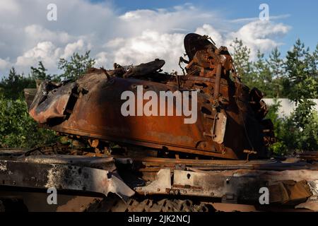 Der zertrümmerte und verbrannte moderne Panzer der russischen Armee in der Ukraine im Krieg 2022 Stockfoto