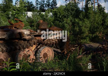 Der zertrümmerte und verbrannte moderne Panzer der russischen Armee in der Ukraine im Krieg 2022 Stockfoto