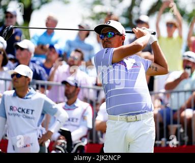 Detroit, Michigan, USA. 29.. Juli 2022. RICKIE FOWLER schlägt in der zweiten Runde des Rocket Mortgage Classic, der im Detroit Golf Club gespielt wird, das erste Loch ab. Kredit: ZUMA Press, Inc./Alamy Live Nachrichten Stockfoto