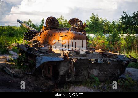 Der zertrümmerte und verbrannte moderne Panzer der russischen Armee in der Ukraine im Krieg 2022 Stockfoto