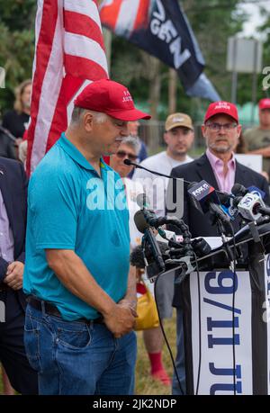 Bedminster, USA. 29.. Juli 2022. Familie und Freunde der Justizorganisation vom 11. September hielten eine Pressekonferenz ab, um in Bedminster, New Jersey, zu protestieren, wo der ehemalige Präsident Donald J. Trump, der einst Saudi-Arabien für die Angriffe auf die USA verantwortlich machte, nicht das LIV Golf Turnier veranstaltet. (Foto: Steve Sanchez/Pacific Press) Quelle: Pacific Press Media Production Corp./Alamy Live News Stockfoto