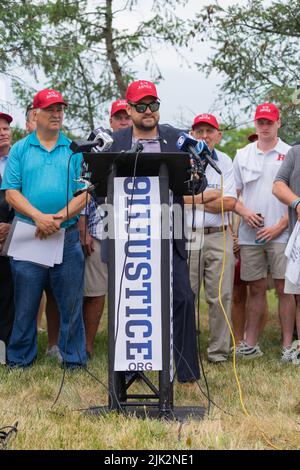 Bedminster, USA. 29.. Juli 2022. Familie und Freunde der Justizorganisation vom 11. September hielten eine Pressekonferenz ab, um in Bedminster, New Jersey, zu protestieren, wo der ehemalige Präsident Donald J. Trump, der einst Saudi-Arabien für die Angriffe auf die USA verantwortlich machte, nicht das LIV Golf Turnier veranstaltet. (Foto: Steve Sanchez/Pacific Press) Quelle: Pacific Press Media Production Corp./Alamy Live News Stockfoto