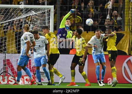 München, Deutschland. 29.. Juli 2022. Marco Hiller, Torwart (München 1860) pariert den Ball, Parade, Action. Fußball-DFB-Cup 1., TSV München 1860 - Borussia Dortmund 0-3 am 29.. Juli 2022 im GRUENWALDERSTADION München. DIE DFL-VORSCHRIFTEN VERBIETEN DIE VERWENDUNG VON FOTOS ALS BILDSEQUENZEN UND/ODER QUASI-VIDEO. ?SVEN SIMON Photo Agency GmbH & Co. Press Photo KG # Princess-Luise-Str. 41 # 45479 M uelheim/R uhr # Tel 0208/9413250 # Fax. 0208/9413260 # GLS Bank # BLZ 430 609 67 # Konto 4030 025 100 # IBAN DE75 4306 0967 4030 0251 00 # BIC GENODEM1GLS # www.svensimon.net. Quelle: dpa picture allia Stockfoto