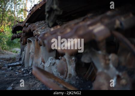 Der zertrümmerte und verbrannte moderne Panzer der russischen Armee in der Ukraine im Krieg 2022 Stockfoto