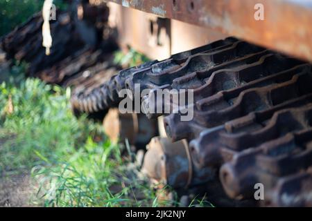 Der zertrümmerte und verbrannte moderne Panzer der russischen Armee in der Ukraine im Krieg 2022 Stockfoto