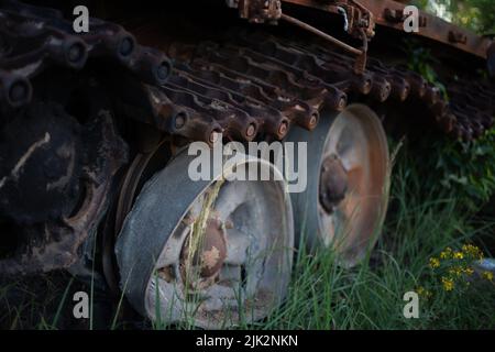 Der zertrümmerte und verbrannte moderne Panzer der russischen Armee in der Ukraine im Krieg 2022 Stockfoto