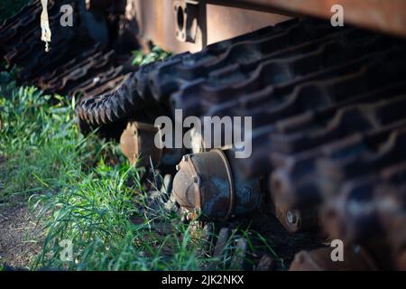 Der zertrümmerte und verbrannte moderne Panzer der russischen Armee in der Ukraine im Krieg 2022 Stockfoto