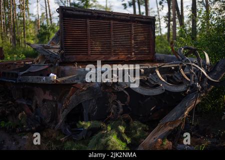 Der zertrümmerte und verbrannte moderne Panzer der russischen Armee in der Ukraine im Krieg 2022 Stockfoto