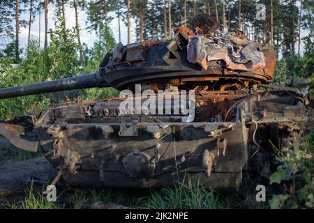 Der zertrümmerte und verbrannte moderne Panzer der russischen Armee in der Ukraine im Krieg 2022 Stockfoto