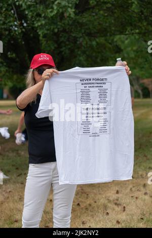 BedMinster, New Jersey, USA. 29.. Juli 2022. Familie und Freunde der Justizorganisation vom 11. September hielten eine Pressekonferenz ab, um in Bedminster, New Jersey, zu protestieren, wo der ehemalige Präsident Donald J. Trump, der einst Saudi-Arabien für die Angriffe auf die USA verantwortlich machte, nicht das LIV Golf Turnier veranstaltet. (Bild: © Steve Sanchez/Pacific Press via ZUMA Press Wire) Bild: ZUMA Press, Inc./Alamy Live News Stockfoto