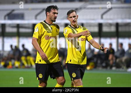 München, Deutschland. 29.. Juli 2022. Von links: Mats HUMMELS (Borussia Dortmund) mit Nico SCHLOTTERBECK (Borussia Dortmund), Aktion, Geste, Fußball DFB Cup 1. Runde, TSV München 1860 - Borussia Dortmund 0-3 am 29.. Juli 2022 im GRUENWALDERSTADION München. DIE DFL-VORSCHRIFTEN VERBIETEN DIE VERWENDUNG VON FOTOS ALS BILDSEQUENZEN UND/ODER QUASI-VIDEO. ?SVEN SIMON Photo Agency GmbH & Co. Press Photo KG # Princess-Luise-Str. 41 # 45479 M uelheim/R uhr # Tel 0208/9413250 # Fax. 0208/9413260 # GLS Bank # BLZ 430 609 67 # Konto 4030 025 100 # IBAN DE75 4306 0967 4030 0251 00 # BIC GENODEM1GLS # www.svensim Stockfoto