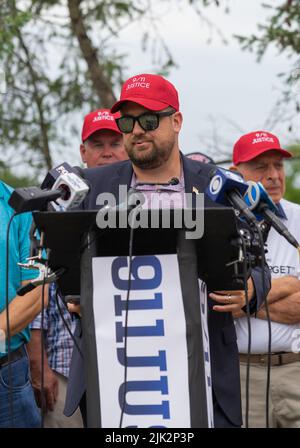 BedMinster, New Jersey, USA. 29.. Juli 2022. Familie und Freunde der Justizorganisation vom 11. September hielten eine Pressekonferenz ab, um in Bedminster, New Jersey, zu protestieren, wo der ehemalige Präsident Donald J. Trump, der einst Saudi-Arabien für die Angriffe auf die USA verantwortlich machte, nicht das LIV Golf Turnier veranstaltet. (Bild: © Steve Sanchez/Pacific Press via ZUMA Press Wire) Bild: ZUMA Press, Inc./Alamy Live News Stockfoto