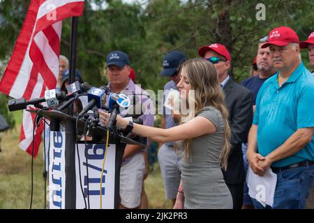 BedMinster, New Jersey, USA. 29.. Juli 2022. Familie und Freunde der Justizorganisation vom 11. September hielten eine Pressekonferenz ab, um in Bedminster, New Jersey, zu protestieren, wo der ehemalige Präsident Donald J. Trump, der einst Saudi-Arabien für die Angriffe auf die USA verantwortlich machte, nicht das LIV Golf Turnier veranstaltet. (Bild: © Steve Sanchez/Pacific Press via ZUMA Press Wire) Bild: ZUMA Press, Inc./Alamy Live News Stockfoto