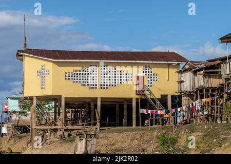 Belen, Peru, ist eine Flussgemeinde in Iquitos, die von Armut, sanitären Einrichtungen und Problemen mit sauberem Wasser geplagt ist Stockfoto
